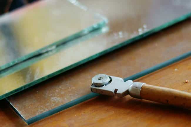 HOW TO CUT A MIRROR WITHOUT A GLASS CUTTER
