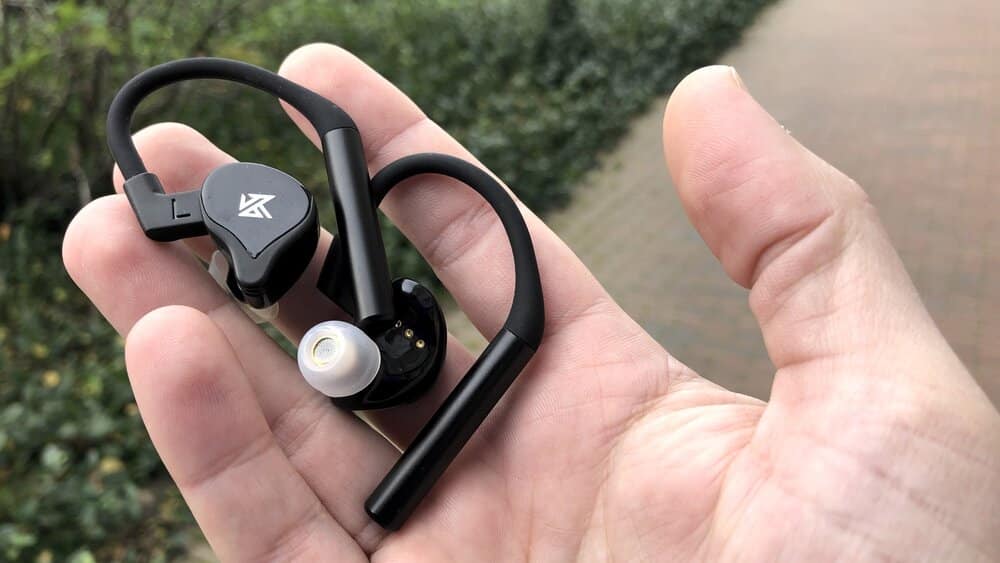  Bluetooth earbuds
